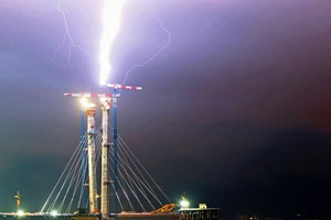 Во Владивостоке молния ударила по мосту через Золотой Рог